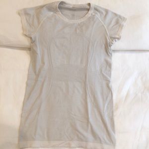 Lululemon SWIFTLY TEE SIZE 4